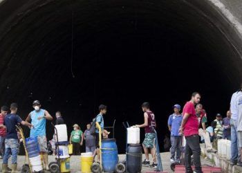 Caracas: Cargadores de agua “hacen su agosto” en Cotiza tras un mes de fallas por culpa de Hidrocapital