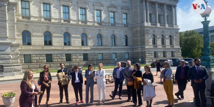 EEUU: Congreso reconoció a 40 hispanos por su aporte al país, Erika De La Vega y Luis Chataing entre ellos (+ Video)