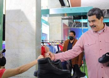 Maduro ofrece dotar a maestros con zapatos subsidiados a Bs. 9