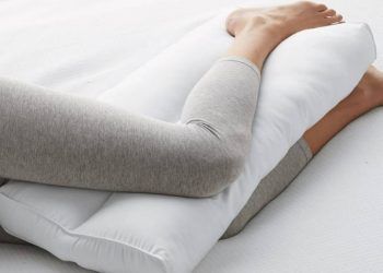 Por qué los expertos recomiendan dormir con una almohada entre las piernas y cuál es la mejor posición