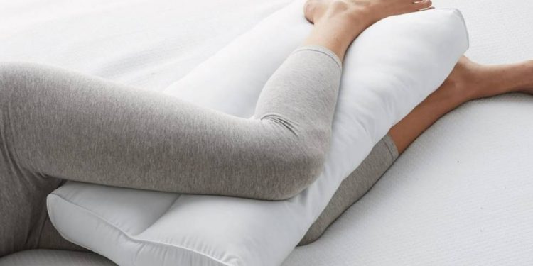 Por qué los expertos recomiendan dormir con una almohada entre las piernas y cuál es la mejor posición