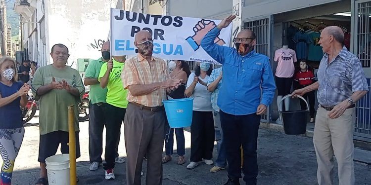 Caracas: Vecinos de La Candelaria y San Agustín protestan en plena avenida Universidad por tener 10 días sin agua