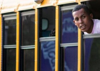 Trasladan a migrantes enviados por el gobernador DeSantis a Martha’s Vineyard (+ Video)