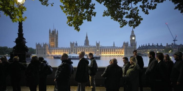 Miles hacen fila en Londres para despedirse de Isabel II