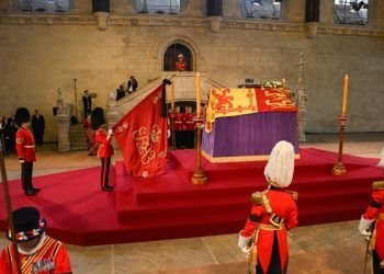 Reina Isabel II yace en capilla ardiente después de procesión solemne