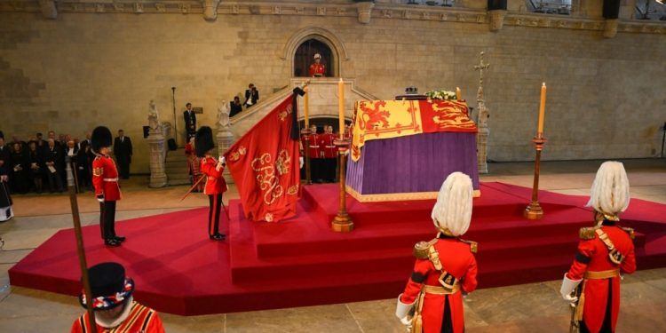 Reina Isabel II yace en capilla ardiente después de procesión solemne