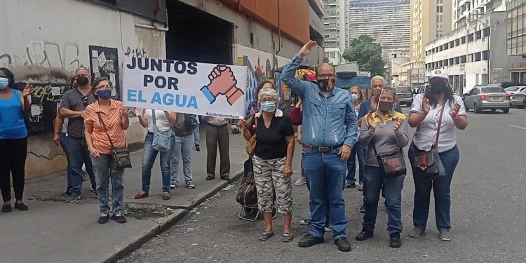 Caracas: Vecinos de la Candelaria protestan a Hidrocapital, solo llega el agua 8 horas por semana