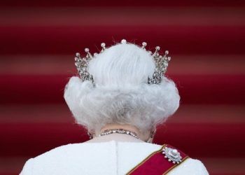 Gran Bretaña llora a la reina Isabel mientras el rey Carlos asume el trono