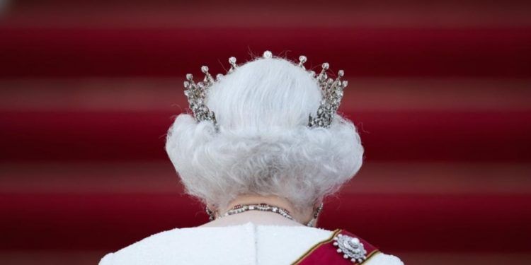 Gran Bretaña llora a la reina Isabel mientras el rey Carlos asume el trono