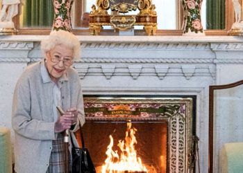Familia se apresura a estar con la reina Isabel, médicos preocupados por su salud