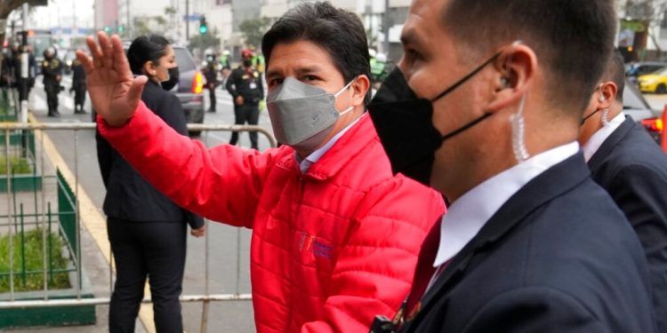 Perú: Fiscalía abre investigación al primer ministro de Castillo por organización criminal