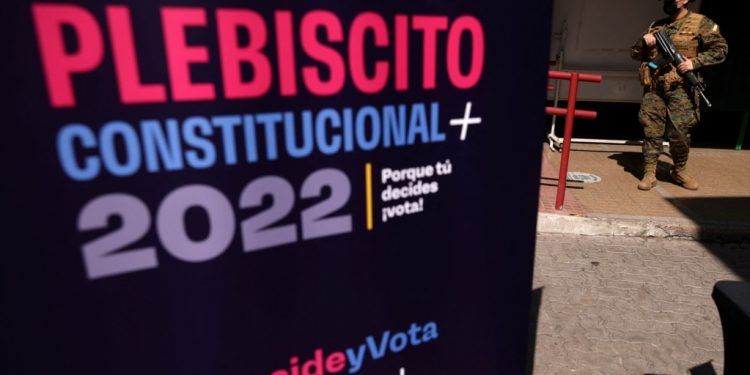 Chilenos rechazan por amplio margen propuesta para nueva Constitución: ¿qué esperar? (+ Video)