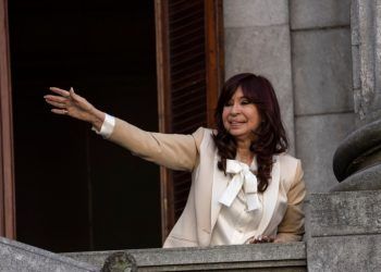Detienen a hombre por apuntar arma contra Cristina Kirchner