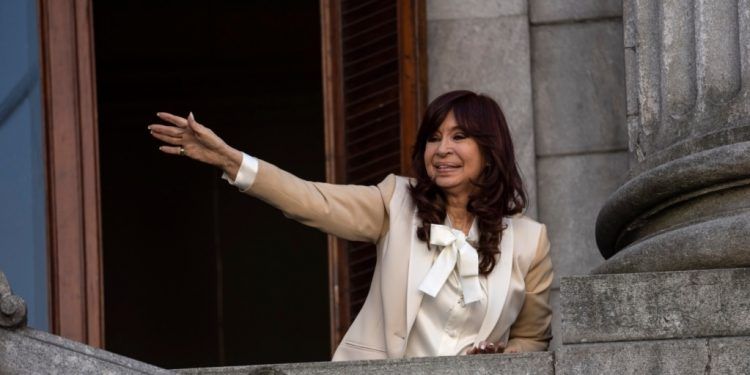 Detienen a hombre por apuntar arma contra Cristina Kirchner