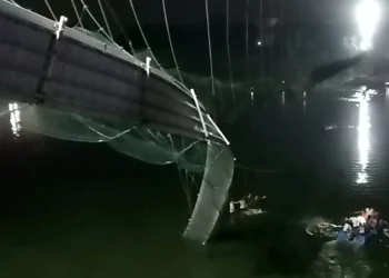 Al menos 80 muertos en desplome de puente en la India