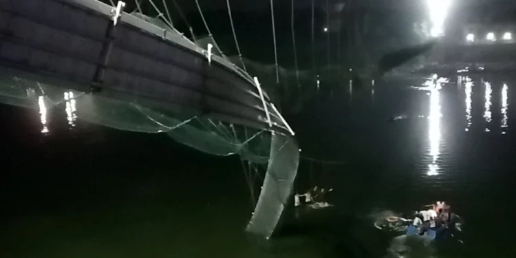 Al menos 80 muertos en desplome de puente en la India