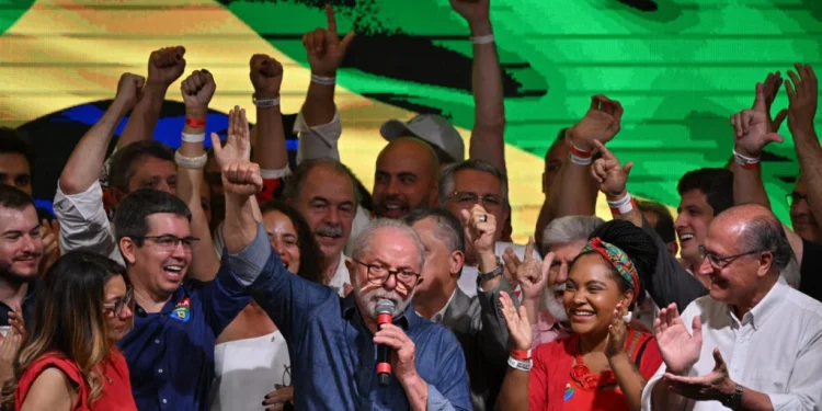 Lula venció a Bolsonaro y se encamina a asumir la presidencia en un Brasil dividido (+ Video)