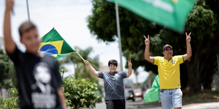 Abren las urnas, Brasil llamado a elegir entre Bolsonaro y Lula