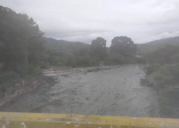 Yaracuy: Al menos una docena de viviendas inundadas y una pasarela afectada tras crecida del río Tupe en Aroa