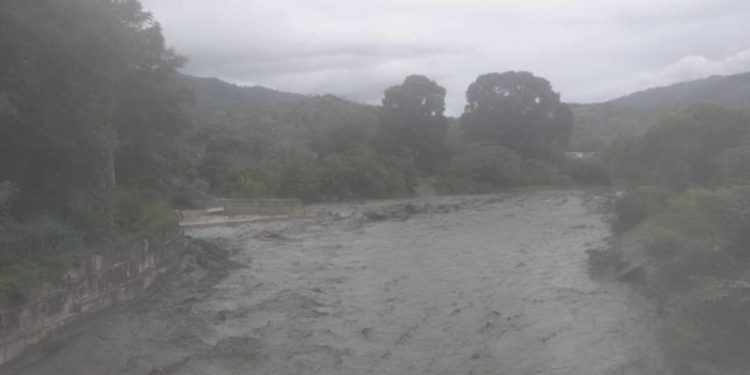 Yaracuy: Al menos una docena de viviendas inundadas y una pasarela afectada tras crecida del río Tupe en Aroa