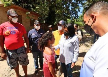 Delcy Rodríguez recorre sectores afectados de Chichiriviche de La Costa