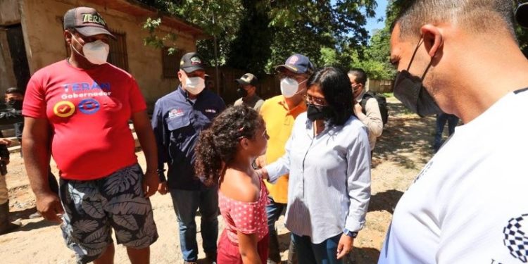 Delcy Rodríguez recorre sectores afectados de Chichiriviche de La Costa
