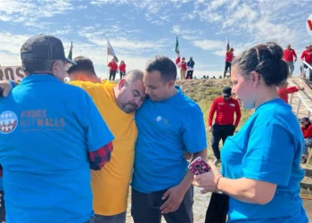 “Abrazos no muros”, tres minutos de reencuentro entre inmigrantes y sus familias en la frontera (+ Video)