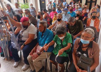 Clezulia entregó medicamentos y equipos ortopédicos a residentes de Maracaibo