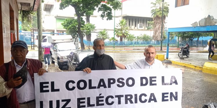 Caracas: Vecinos y sindicatos toman Corpoelec El Marqués en protesta por constantes bajones eléctricos