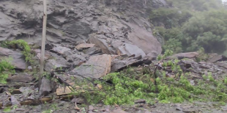 Carabobo: Puerto Cabello bajo las aguas tras intensas lluvias, derrumbes y calles anegadas incomunican el municipio (Imágenes+ Video)