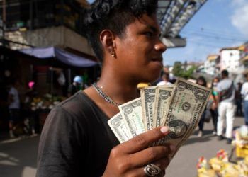 Pago fraccionado de aguinaldo en Venezuela busca “mitigar” impacto en inflación y el dólar