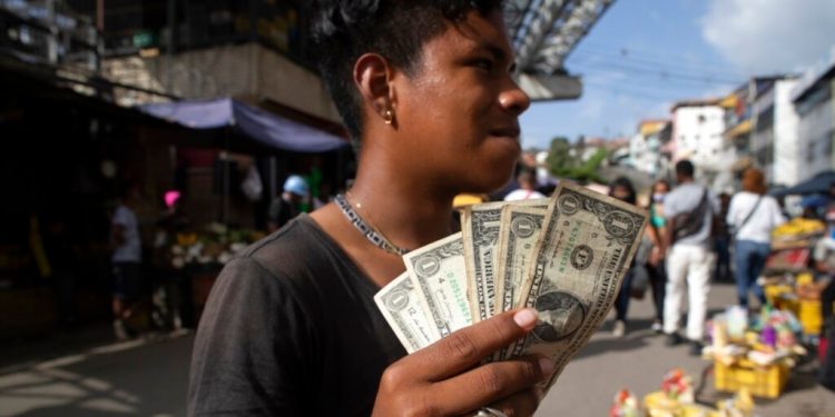 Pago fraccionado de aguinaldo en Venezuela busca “mitigar” impacto en inflación y el dólar