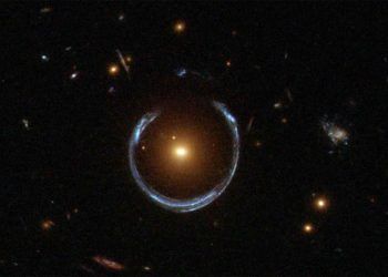 Descubren distorsiones del espacio-tiempo que podrían revelar la naturaleza de la materia oscura
