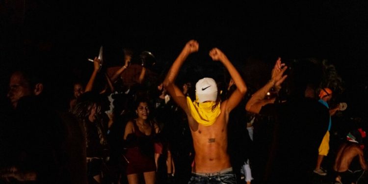 Cientos protestan en Cuba por apagón tras paso de Ian