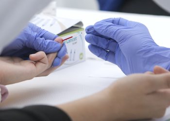 Hospital Clínico de la U. de Chile presentó nuevo Autotest de VIH 