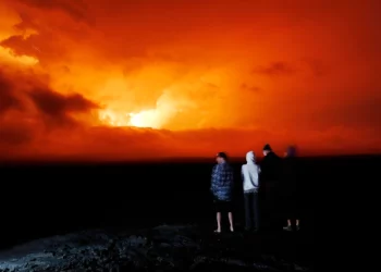 La primera erupción en 38 años del volcán activo más grande del mundo atrae espectadores a un parque nacional en Hawái