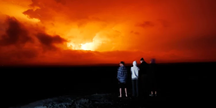 La primera erupción en 38 años del volcán activo más grande del mundo atrae espectadores a un parque nacional en Hawái