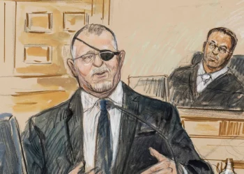 El fundador del grupo Oath Keepers, Stewart Rhodes, fue declarado culpable el martes de conspiración sediciosa en relación con su violento plan para revertir el triunfo electoral del demócrata Joe Biden, lo que significa un importante triunfo para el Departamento de Justicia en los procesos judiciales por la insurrección del 6 de enero de 2021, que desembocó en el asalto al Capitolio. Un jurado de Washington DC declaró a Rhodes culpable de sedición después de tres días de deliberaciones en el juicio que expuso los esfuerzos del grupo ultraderechista para mantener al republicano Donald Trump en la Casa Blanca a cualquier costo. Rhodes fue absuelto de otros dos cargos de conspiración. Utilizando decenas de mensajes encriptados, grabaciones y videos de las cámaras de vigilancia, los fiscales expusieron su argumento de que Rhodes comenzó a preparar una rebelión armada para detener la transferencia de poderes presidenciales poco después de que se llevaran a cabo los comicios de 2020. ARCHIVO - El expresidente Donald Trump se dispone a presentar su candidatura a la presidencia para 2024 en Palm Beach, EEUU, el 8 de noviembre de 2022. TAMBIÉN LEA Cena de Trump con extremistas plantea preguntas sobre su campaña presidencial A lo largo de siete semanas de testimonios, los jurados escucharon cómo fue que Rhodes movilizó a sus simpatizantes para pelear en defensa de Trump, discutió la posibilidad de una “sangrienta” guerra civil, y advirtió que los Oath Keepers tal vez tendrían que “levantarse en armas” para derrotar a Biden si Trump no tomaba medidas. Rhodes y otro acusado que también fue declarado culpable de sedición son las primeras personas en casi 30 años en ser declaradas culpables en un juicio del inusual cargo que se remonta a la Guerra Civil. El juicio fue la mayor prueba hasta el momento para el Departamento de Justicia en sus intentos por exigir cuentas a los responsables del ataque que estremeció las bases de la democracia estadounidense. Además de Rhodes, originario de Granbury, Texas, también enfrentaron juicio: Kelly Meggs, dirigente de la filial de Oath Keepers en Florida; Kenneth Harrelson, otro integrante de Oath Keepers en Florida; Thomas Caldwell, un oficial de inteligencia jubilado de la Marina; y Jessica Watkins, quien encabezaba a un grupo extremista de Ohio.