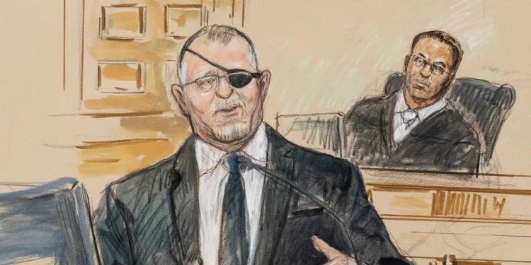 El fundador del grupo Oath Keepers, Stewart Rhodes, fue declarado culpable el martes de conspiración sediciosa en relación con su violento plan para revertir el triunfo electoral del demócrata Joe Biden, lo que significa un importante triunfo para el Departamento de Justicia en los procesos judiciales por la insurrección del 6 de enero de 2021, que desembocó en el asalto al Capitolio. Un jurado de Washington DC declaró a Rhodes culpable de sedición después de tres días de deliberaciones en el juicio que expuso los esfuerzos del grupo ultraderechista para mantener al republicano Donald Trump en la Casa Blanca a cualquier costo. Rhodes fue absuelto de otros dos cargos de conspiración. Utilizando decenas de mensajes encriptados, grabaciones y videos de las cámaras de vigilancia, los fiscales expusieron su argumento de que Rhodes comenzó a preparar una rebelión armada para detener la transferencia de poderes presidenciales poco después de que se llevaran a cabo los comicios de 2020. ARCHIVO - El expresidente Donald Trump se dispone a presentar su candidatura a la presidencia para 2024 en Palm Beach, EEUU, el 8 de noviembre de 2022. TAMBIÉN LEA Cena de Trump con extremistas plantea preguntas sobre su campaña presidencial A lo largo de siete semanas de testimonios, los jurados escucharon cómo fue que Rhodes movilizó a sus simpatizantes para pelear en defensa de Trump, discutió la posibilidad de una “sangrienta” guerra civil, y advirtió que los Oath Keepers tal vez tendrían que “levantarse en armas” para derrotar a Biden si Trump no tomaba medidas. Rhodes y otro acusado que también fue declarado culpable de sedición son las primeras personas en casi 30 años en ser declaradas culpables en un juicio del inusual cargo que se remonta a la Guerra Civil. El juicio fue la mayor prueba hasta el momento para el Departamento de Justicia en sus intentos por exigir cuentas a los responsables del ataque que estremeció las bases de la democracia estadounidense. Además de Rhodes, originario de Granbury, Texas, también enfrentaron juicio: Kelly Meggs, dirigente de la filial de Oath Keepers en Florida; Kenneth Harrelson, otro integrante de Oath Keepers en Florida; Thomas Caldwell, un oficial de inteligencia jubilado de la Marina; y Jessica Watkins, quien encabezaba a un grupo extremista de Ohio.