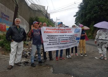 Vecinos de El Junquito cierran calle en el Km7 protestando por tener más de 8 meses sin agua