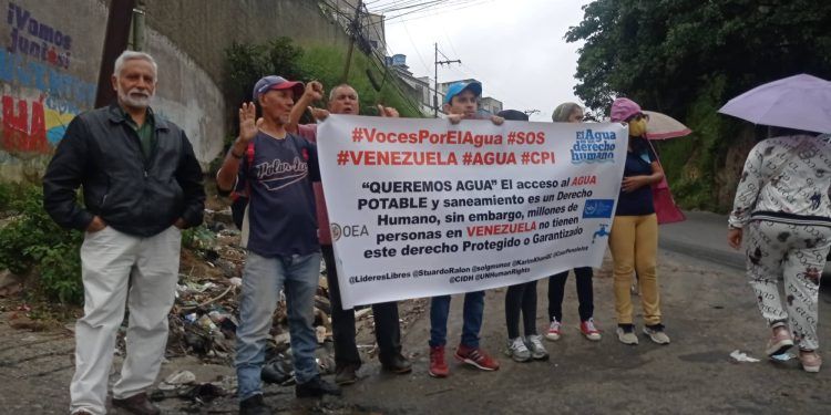 Vecinos de El Junquito cierran calle en el Km7 protestando por tener más de 8 meses sin agua