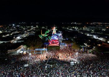 todo su equipo de gobierno encendió el Árbol de Navidad, un símbolo icónico decembrino en San Diego y en todo Carabobo.