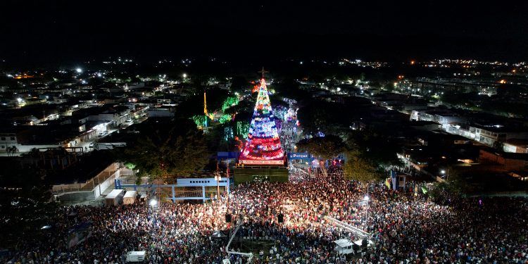 todo su equipo de gobierno encendió el Árbol de Navidad, un símbolo icónico decembrino en San Diego y en todo Carabobo.