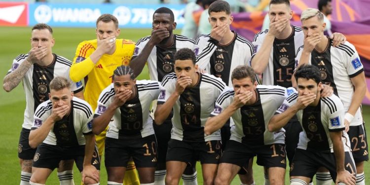 Qatar:La selección alemana y la foto oficial tapándose la boca