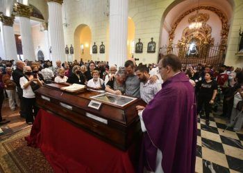 Carabobo: Fieles le brindan un último adiós a su Pastor Monseñor Reinaldo del Prette Lissot (+ Imágenes)