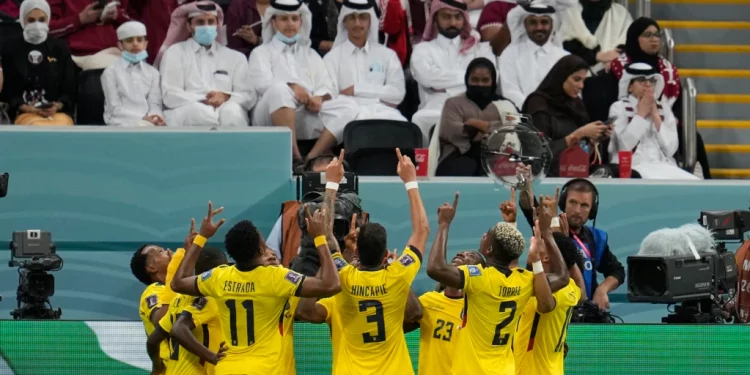 Ecuador amarga la fiesta a Qatar con victoria de 2-0 en apertura del Mundial