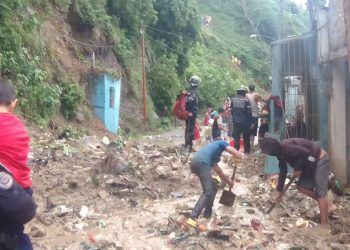 Más de 20 viviendas afectadas por fuertes lluvias en sector carretera vieja Caracas-La Guaira (Imágenes+ Video)
