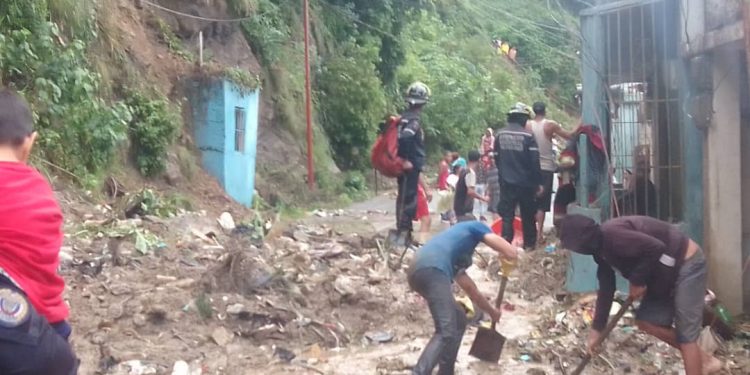 Más de 20 viviendas afectadas por fuertes lluvias en sector carretera vieja Caracas-La Guaira (Imágenes+ Video)