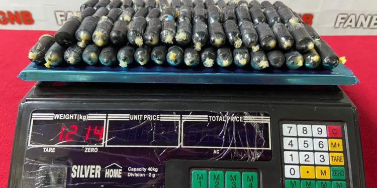 Maiquetia: GNB detiene a narcomula con 93 dediles de cocaína en su estomago