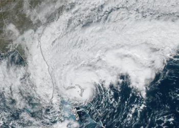 Tormenta tropical Nicole avanza hacia Florida a punto de convertirse en huracán